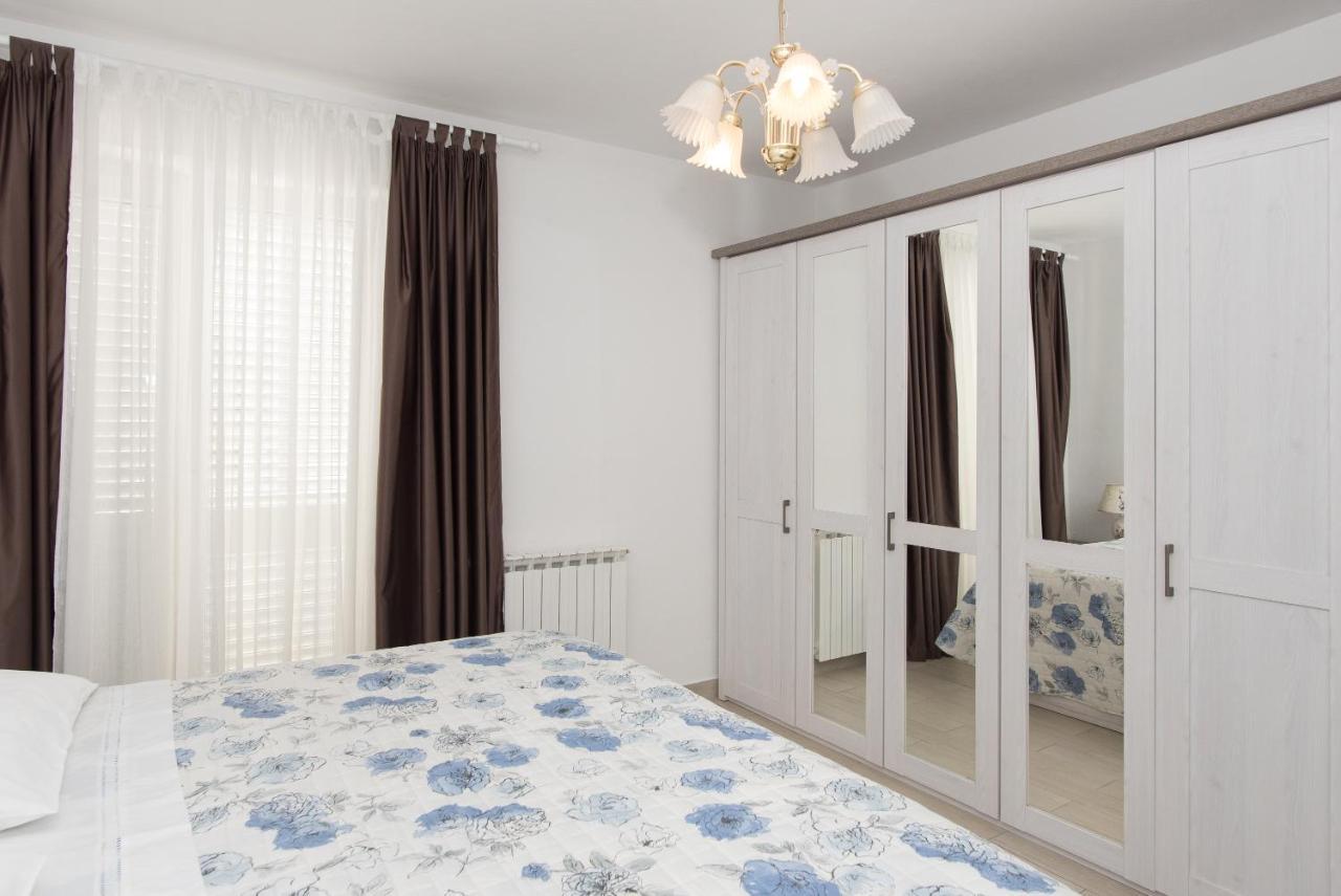 Apartments Lovric Vodice Exterior foto