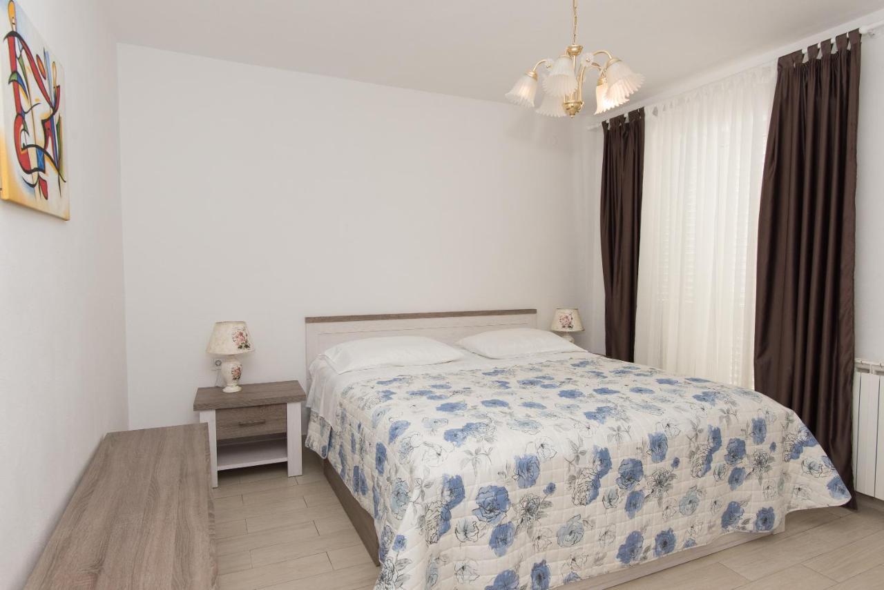 Apartments Lovric Vodice Exterior foto