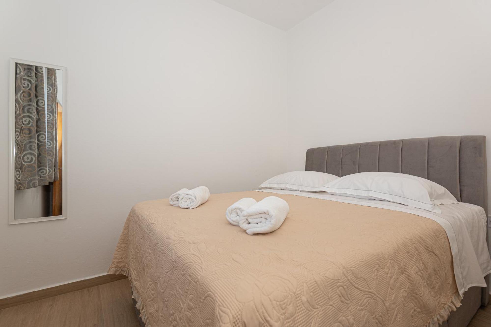 Apartments Lovric Vodice Exterior foto