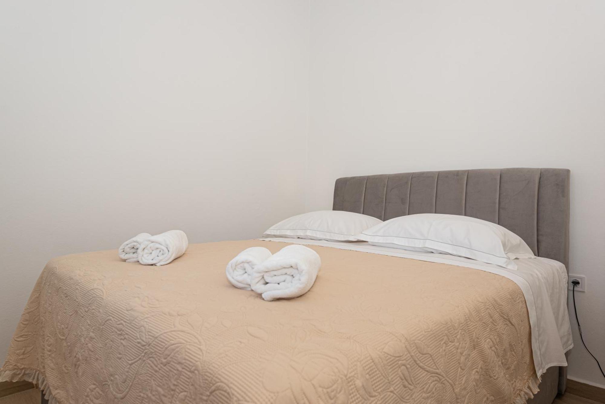 Apartments Lovric Vodice Exterior foto