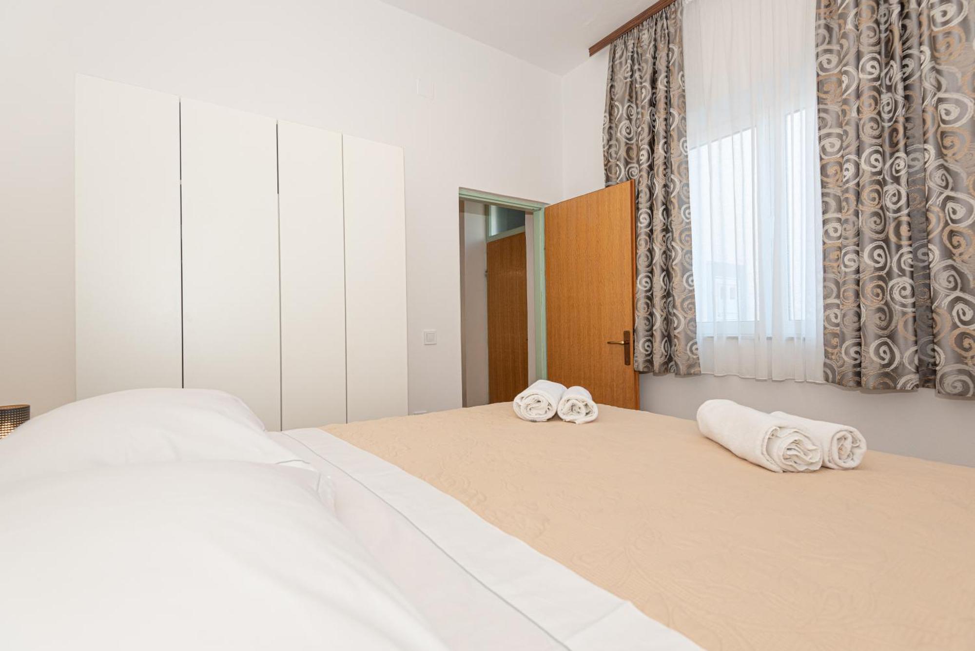 Apartments Lovric Vodice Exterior foto